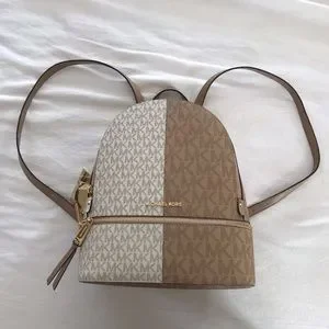 ♥️NWT Michael Kors Womens Rhea Zip Medium Backpack Vanilla Multi♥️ Michael Kors Rhea Zip Medium Backpack Vanilla Multi Color  main image 3